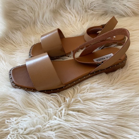 Steve Madden Deedy Flat Sandal in Tan - Picture 3 of 10